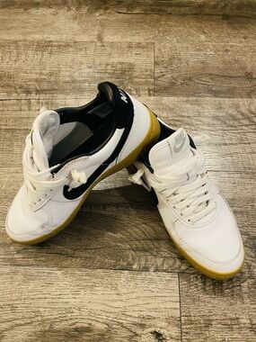 Nike Unisex White & Black Low-Top Sneakers with Gum Sole